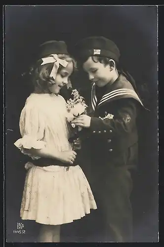 AK Kleiner Soldat in Marineuniform schenkt jungem Mädchen einen Blumenstrauss