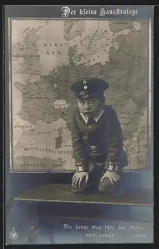 AK Der kleine Hausstratege, Kleiner Soldat in Uniform vor grosser Landkarte