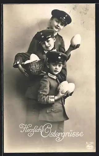 AK Kinder in Soldatenuniform zu Kriegsostern halten Eier in der Hand