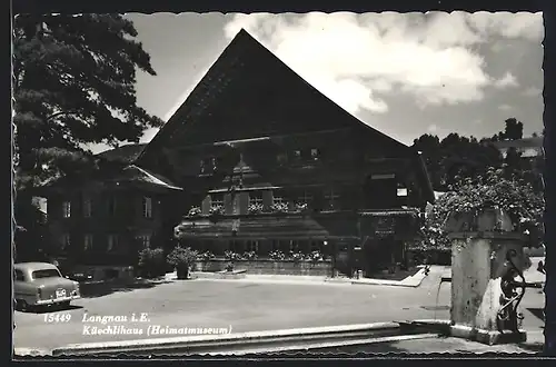 AK Langnau i. E., Heimatmuseum / Küechlihaus, vom Brunnen gesehen