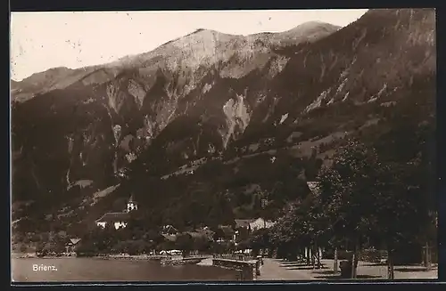 AK Brienz, Uferpromenade und Strasse mit Kaimauer und Ortsblick