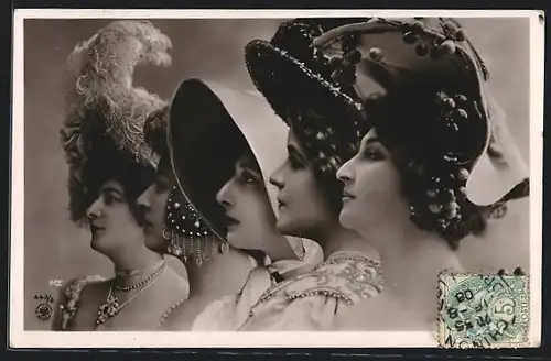 Foto-AK NPG Nr. 443 /3: Fünf Frauen mit verschiedenen Hüten