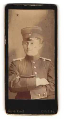 Fotografie Reinh. Ernst, Görlitz, junger Soldat in Uniform mit verschränkten Armen