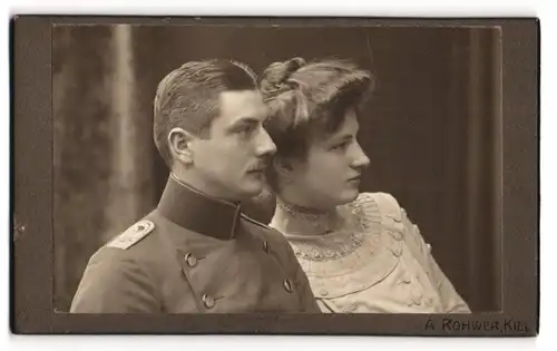 Fotografie A. Rohrwer, Kiel, Soldat in Uniform Rgt. 85 „Herzog von Holstein“, nebst seiner Frau, 1910