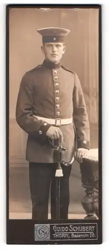 Fotografie Guido Schubert, Thorn, Soldat in Uniform mit Säbel und Krätzchen