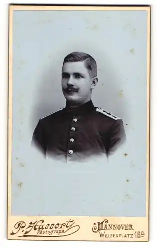 Fotografie P. Hassert, Hannover, Soldat in Uniform des Feld-Art. Rgt. 10