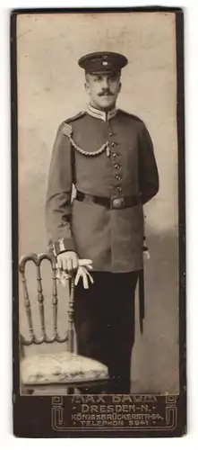 Fotografie Max baum, Dresden, Königsbrückerstr. 54, sächsischer Soldat in Gardeuniform mit Schützenschnur