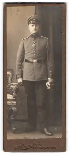 Fotografie Schwarzlach, Bitterfeld, anhaltinischer Soldat in Uniform mit Eisernes Kreuz Orden