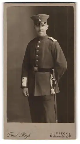 Fotografie Paul Riess, Lübeck, Breitestrasse 53, Soldat in Uniform des Regiment 162 mit Bajonett