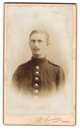 Fotografie J. Assmann, Thorn, junger Soldat in Uniform Rgt. 6