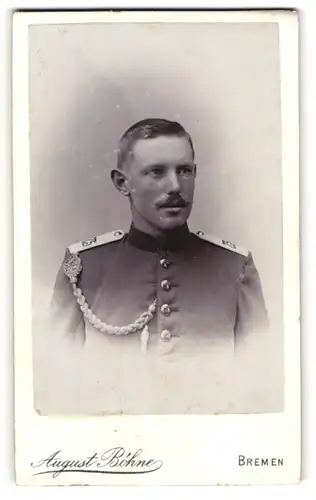 Fotografie August Böhne, Bremen, Soldat des Regiment 75 Bremen in Uniform mit Schützenschnur