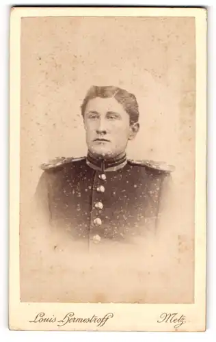 Fotografie Louis Hermestroff, Metz, Soldat in Garde Uniform mit Epauletten