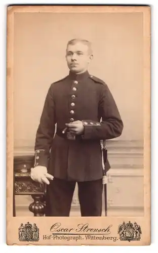 Fotografie Oscar Strensch, Wittenberg, junger Soldat in Uniform mit Bajonett und Portepee