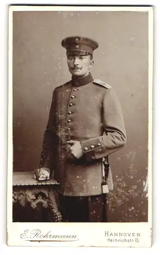 Fotografie E. Rohrmann, Hannover, Soldat in Uniform Rgt. 74 mit Bajonett und Portepee