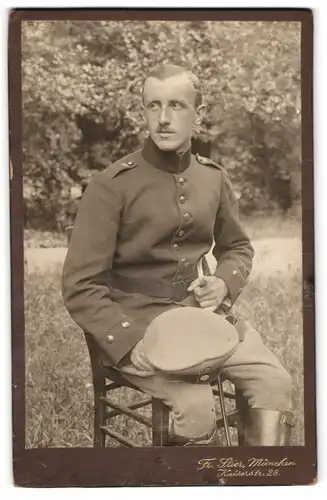 Fotografie Fr. Stier, München, Soldat in Uniform mit Krätzchen und Lederstiefeln