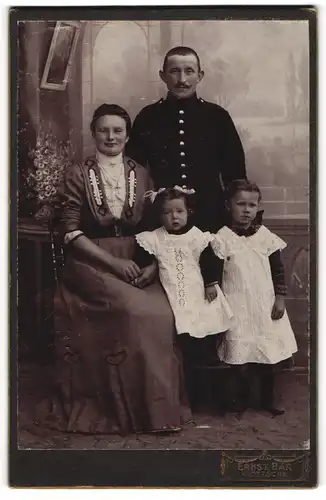 Fotografie Ernst Bär, Klotzsche, sächsischer Soldat in Uniform nebst seiner Frau und Töchterm Kriegsausmarsch