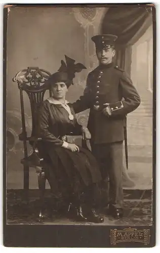 Fotografie M. Appel, Berlin, Soldat in Uniform mit Bajonett nebst seiner Frau