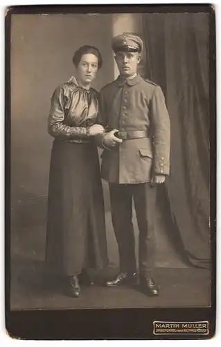 Fotografie Martin Müller, Langendreer, junger Soldat in Uniform mit seiner Frau, Kriegsausmarsch
