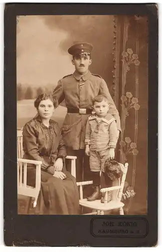 Fotografie Joh. König, Naumburg a. S., Soldat in Uniform mit eingestecktem Orden