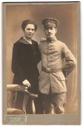 Fotografie Fr. Argleb, Castrop, Soldat in Feldgrau Uniform mit Bajonett nebst seiner Frau zum Kriegsausmarsch
