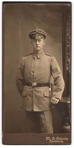 Fotografie M. B. Schultz, Flensburg, junger Soldat in Feldgrau Uniform mit Bajonett