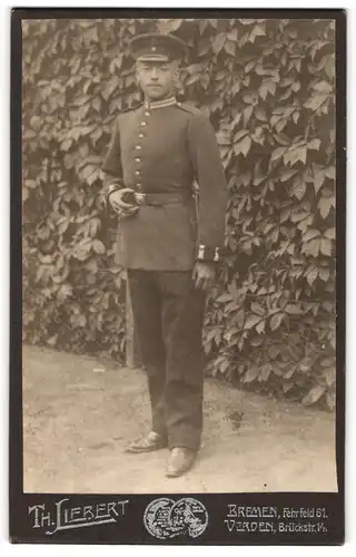 Fotografie Th. Liebert, Bremen, Soldat in Gardeuniform mi Bajonett