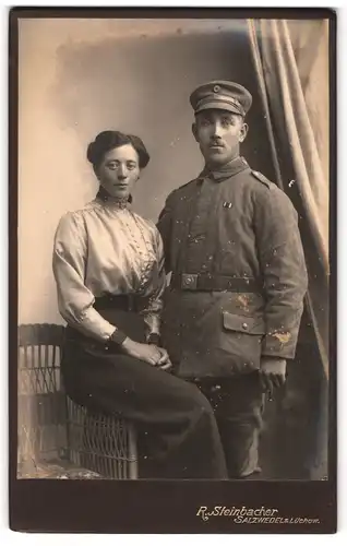 Fotografie R. Steinbacher, Salzwedel, Soldat in Feldgrau Uniform Rgt. 10 nebst seiner Frau zum Kriegsausmarsch