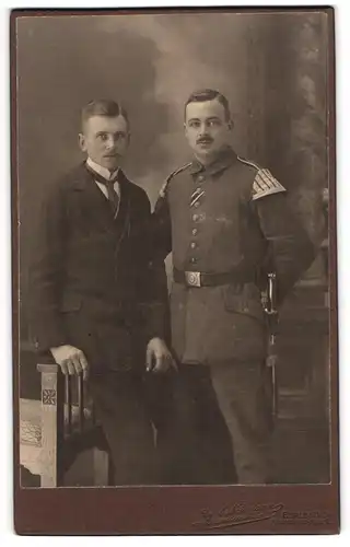 Fotografie Carl Neumann, Berlin, Soldat in Musiker Uniform mit Bajonett nebst seinem Bruder