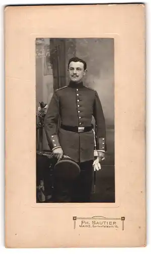 Fotografie Ph. Sautier, Mainz, Soldat Friksch in Uniform mit Bajonett und Portepee