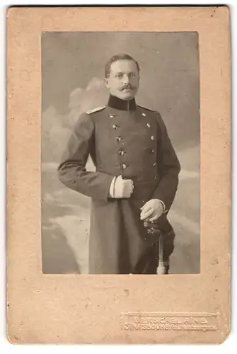 Fotografie Gerschel Aine, Strassbourg i. Els., Stabsapotheker Leo Schönbrod in Uniform mit Säbel und Portepee
