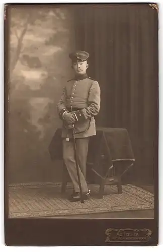 Fotografie Ad. Fischer, Weida i. Th., Soldat in Uniform mit Säbel und Portepee