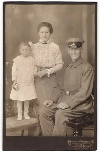 Fotografie Hermann Bobers, Berlin-Neukölln, Soldat in Feldgrau Uniform mit Frau und Tochter, Kriegsausmarsch