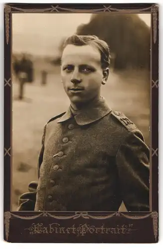 Fotografie unbekannter Fotograf und Ort, junger Soldat in Feldgrau Uniform Rgt. 132