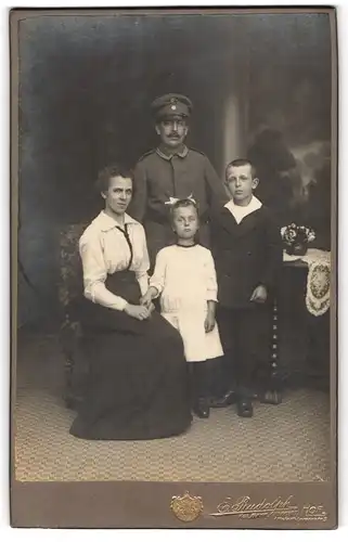 Fotografie E. Rudolph, Hof i. B., bayrischer Uffz. in Feldgrau Uniform mit seiner Familie, Kriegsausmarsch