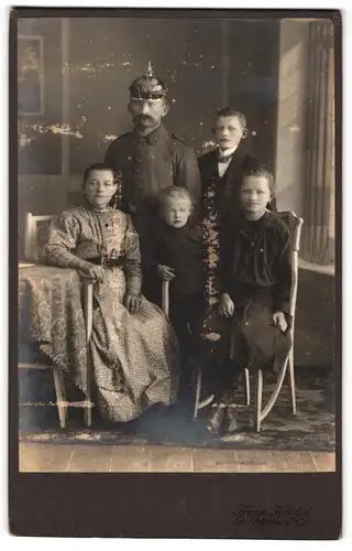 Fotografie Franz kachel, Grossräschen, preussischer Soldat in Uniform mit Pickelhaube nebst Familie, Kriegsausmarsch