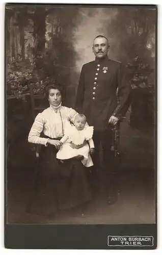 Fotografie Anton Burbach, Trier, Soldat in Uniform mit Orden und Säbel nebst Familie zum Kriegsausmarsch