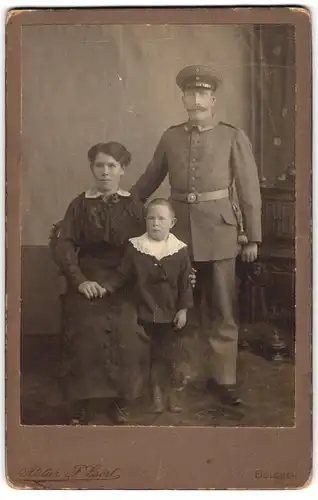Fotografie J. Spörl, Eisleben, anhaltinischer Uffz. in Feldgrau Uniform mit Familie zum Kriegsausmarsch