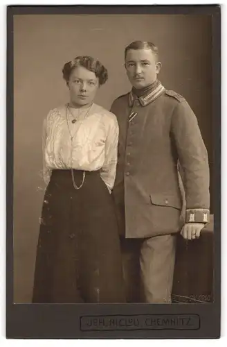 Fotografie Joh. Niclou, Chemnitz, Uffz. in Gardeuniform des Rgt. 100 nebst seiner Frau, Kriegsausmarsch