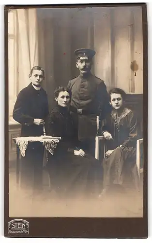 Fotografie F. Stein, Berlin, preussischer Soldat in Felgrau Uniform Rgt. VIII 28 mit Familie, Kriegsausmarsch
