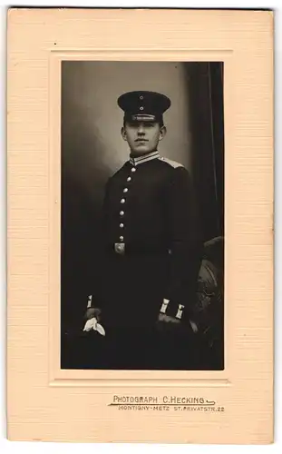 Fotografie C. Hecking, Montigny-lès-Metz, junger Soldat in Gardeuniform mit hoher Schirmmütze