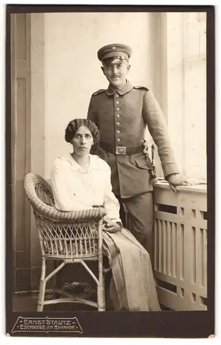Fotografie Ernst Stautz, Eschwege, Soldat in Feldgrau Uniform mit seiner Frau, Kriegsausmarsch