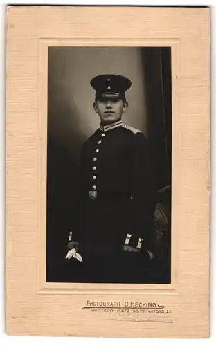 Fotografie C. Hecking, Montigny-lès-Metz, junger Soldat in dunkler Gardeuniform mit Schirmmütze