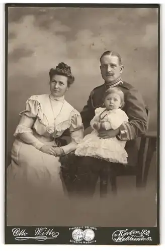 Fotografie Otto Witte, Berlin, Uffz. in Gardeuniform nebst Frau und Tochter auf dem Schoss, Kriegsausmarsch