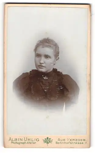 Fotografie Albin Uhlig, Aue i. Erzg., junge Frau Marie K. im dunklen Kleid