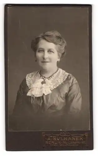 Fotografie A. Kulhanek, Berlin, Portrait Frau Clara Schutz im Kleid mit Halskette