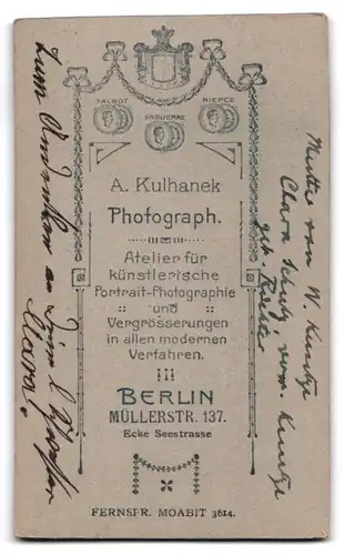 Fotografie A. Kulhanek, Berlin, Portrait Frau Clara Schutz im Kleid mit Halskette