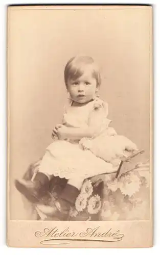 Fotografie Gustav Andre, Berlin, Portrait niedliches Mädchen Friedel Peters im Kleid mit Schaf auf Rollen