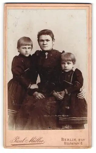 Fotografie Paul Müller, Berlin, Mutter Marie mit ihren Kindern Grete und Lenchen