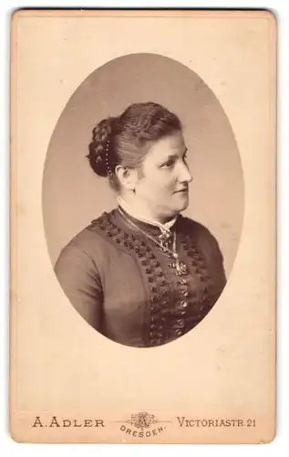 Fotografie A. Adler, Dresden, Portrait Frau Margarethe im dunklen Kleid mit Halskette