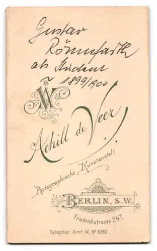 Fotografie Achill de Veer, Berlin, junger Mann Gustav Rönnefarth im Anzug mit lockerer Krawatte, 1900